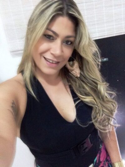 Cliente satisfeita com extensões de cabelo